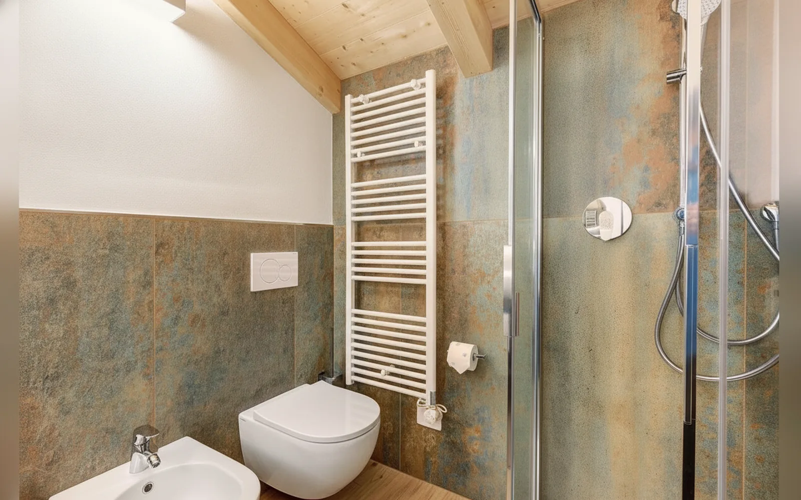 Camera con bagno privato — Rostrini family home retrait, cavalese (foto 26)